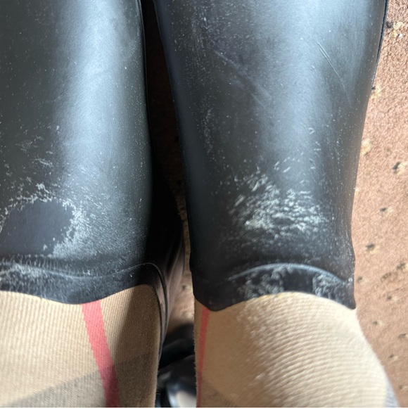 NIB BURBERRY Simeon Check Waterproof Rain Boots SZ 6.
1” heel
Pull-on - Picture 11 of 14